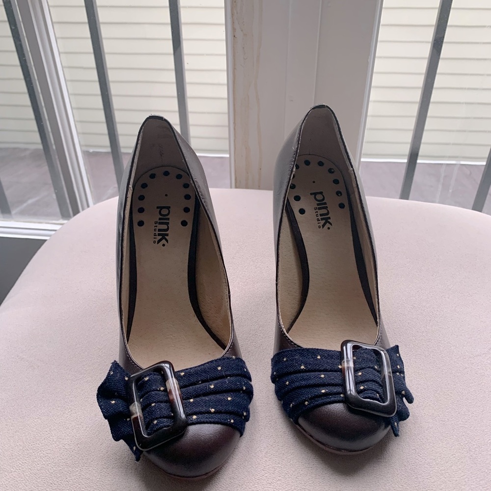 Dark brown pumps. Size 6. Cute navy bow.
